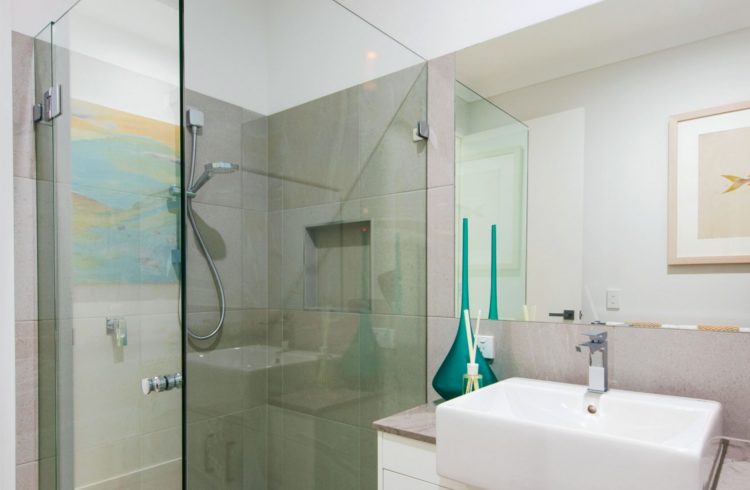 Frameless-Shower-screen-with-discreet-handle-768x517@2x Frameless-Shower-screen-with-discreet-handle-768x517@2x