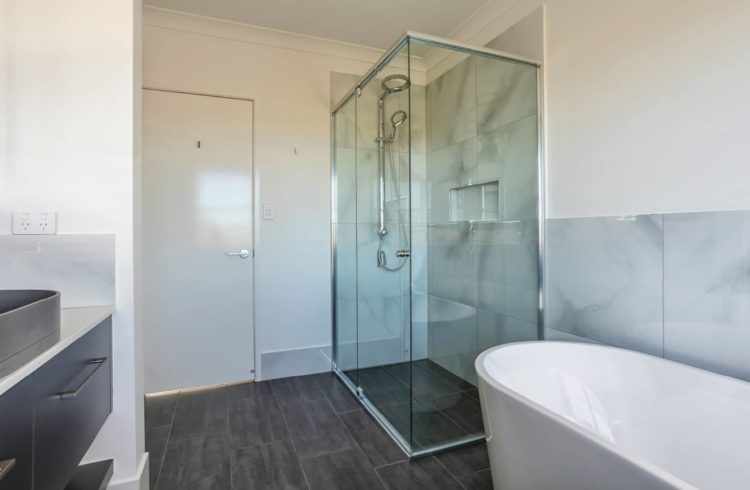 Large-semi-frameless-shower-screen Large-semi-frameless-shower-screen